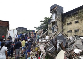 Sobe 14 o número de mortos em desabamento de prédio no Grande Recife; buscam foram encerradas