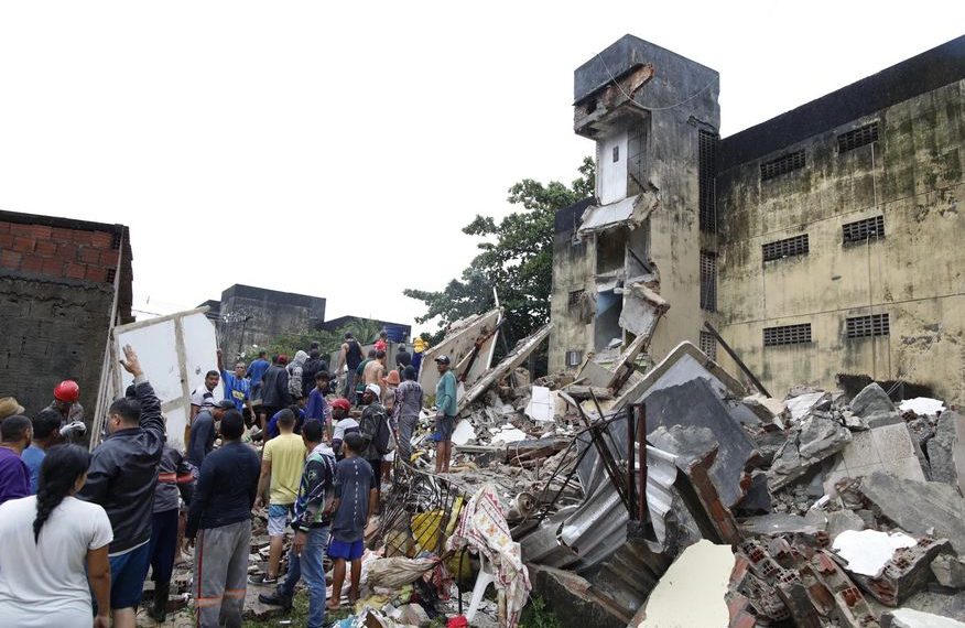Sobe 14 o número de mortos em desabamento de prédio no Grande Recife; buscam foram encerradas