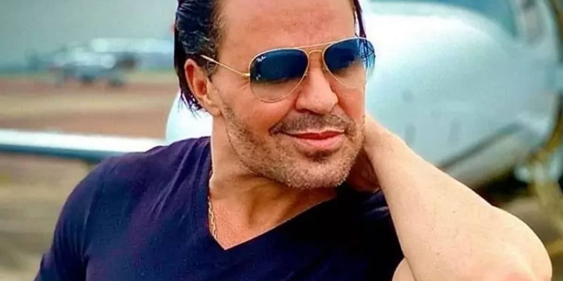 Motorista perde controle de veículo e derruba poste em João Pessoa