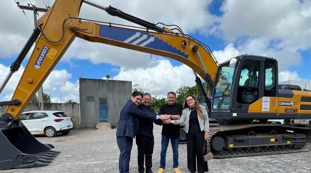 INVESTIMENTO DE R$1 MILHÃO: Efraim Filho entrega retroescavadeira à Prefeita de Pocinhos