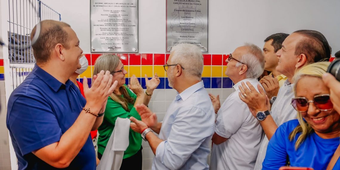 Cícero Lucena entrega reestruturação de escola no José Américo, 25ª finalizada pela gestão
