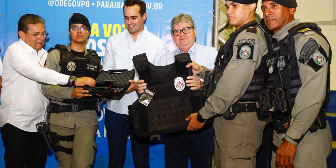 PM recebe fardamento e equipamentos durante plenárias do Orçamento Democrático no Sertão