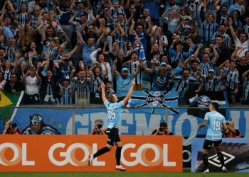 Motorista perde controle de veículo e derruba poste em João Pessoa