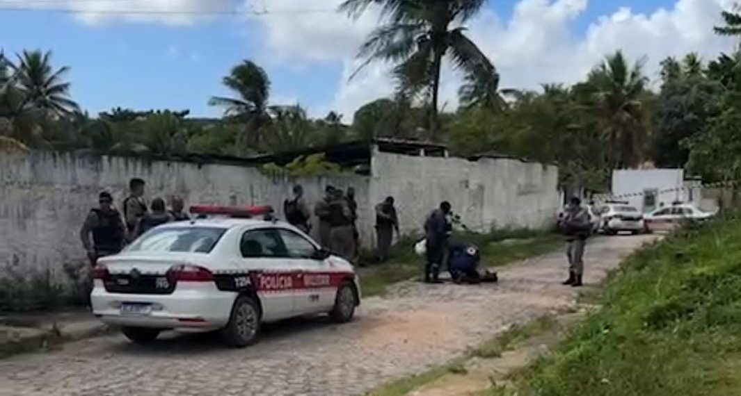 Motorista perde controle de veículo e derruba poste em João Pessoa