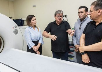 Adriano apresenta voto de aplauso a João Azevedo e secretário de saúde por repasse de R$ 30 milhões a hospitais universitários da PB