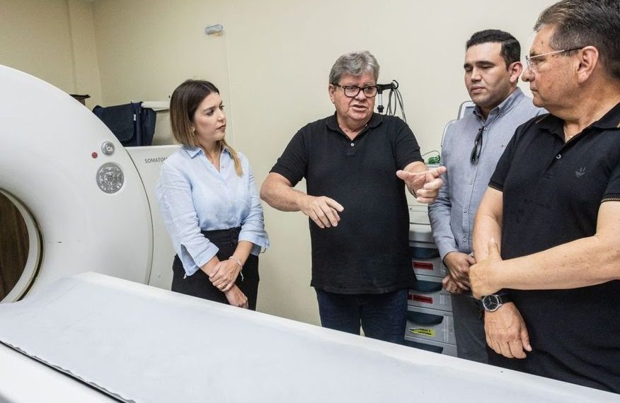 Adriano apresenta voto de aplauso a João Azevedo e secretário de saúde por repasse de R$ 30 milhões a hospitais universitários da PB