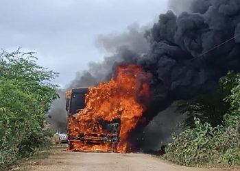 Ônibus escolar de município do Cariri Paraibano pega fogo