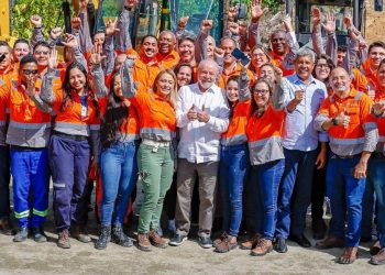 Lula anuncia retomada do PAC com obra da Ferrovia Oeste-Leste