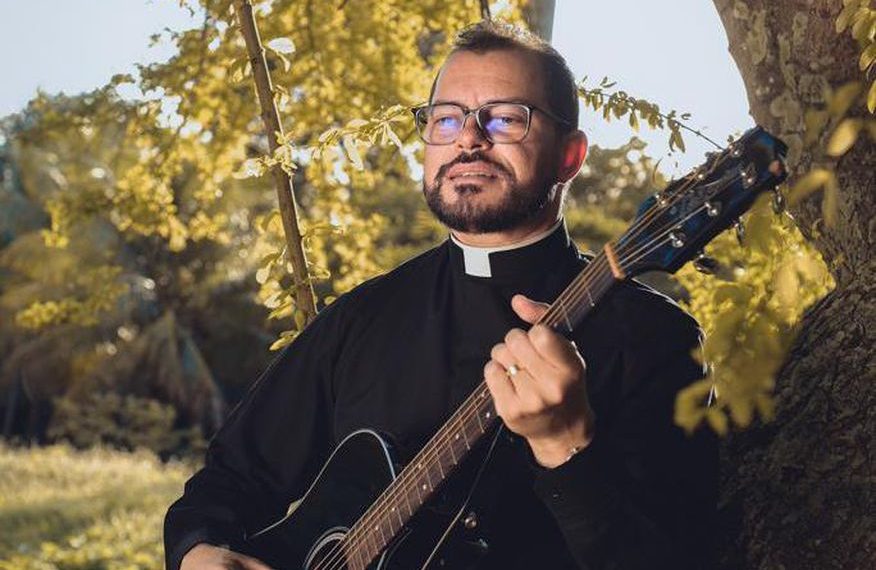 Bombeiros usam quatro equipes e cães farejadores nas buscas por Ana Sophia neste domingo