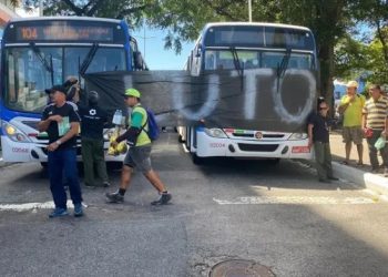 Motoristas de ônibus protestam após morte de condutor de veículo incendiado, em João Pessoa