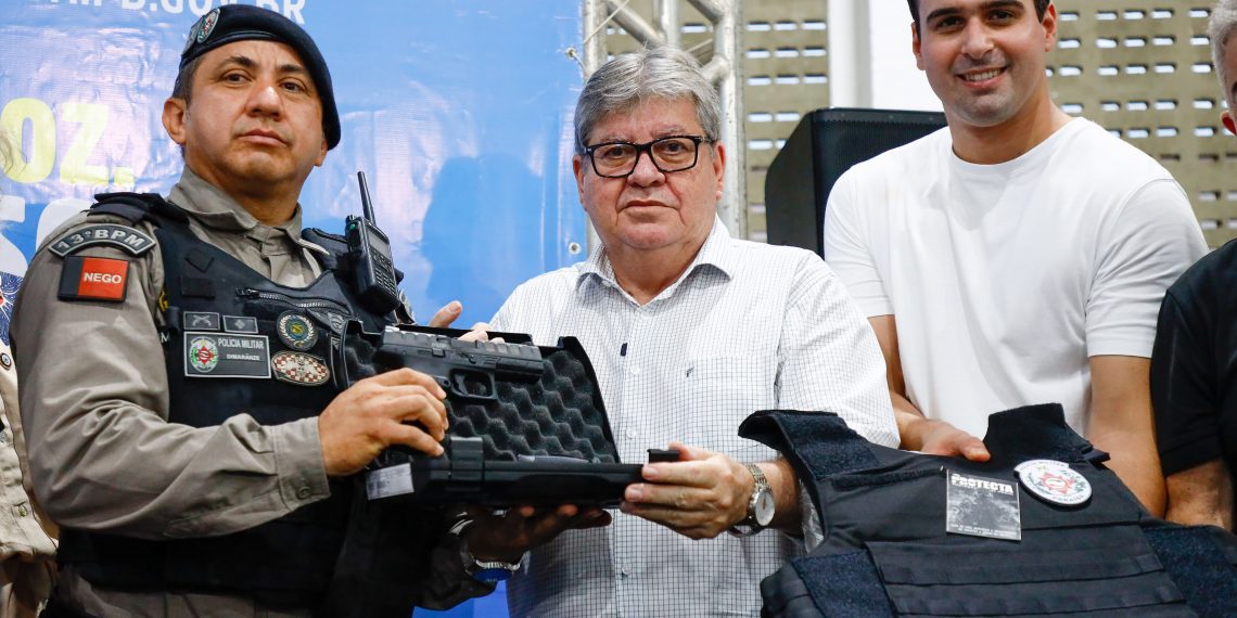 Polícia Militar recebe fardamento e equipamentos durante plenárias do Orçamento Democrático no Sertão