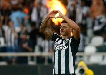 Com gols de paraibanos, Botafogo vence o Vasco e segue líder do Brasileirão
