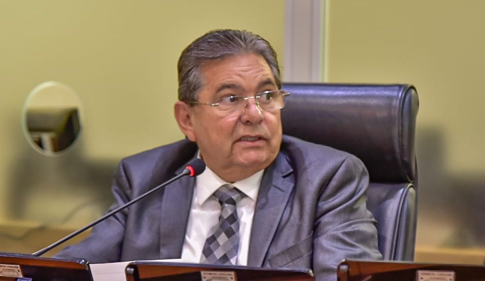 Adriano apresenta voto de aplausos ao juiz paraibano Virgínio Henriques de Sá e Benevides pela nomeação para desembargador do TRT da 6ª Região