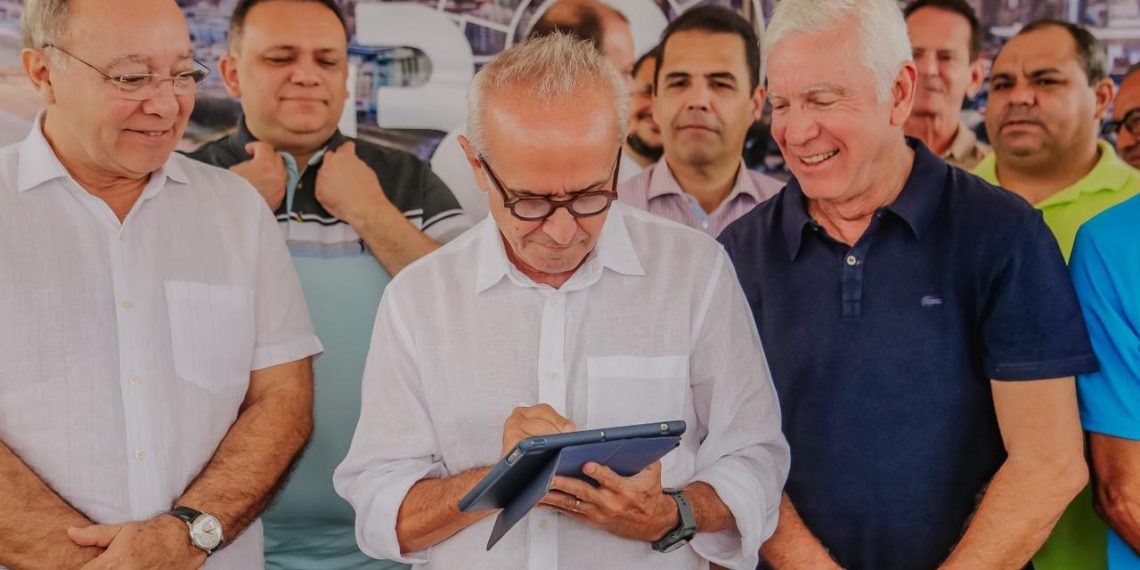 Cícero Lucena assina ordem de serviço para Avenida Hilton Souto Maior ganhar novas faixas para o trânsito e se tornar um Parque Linear