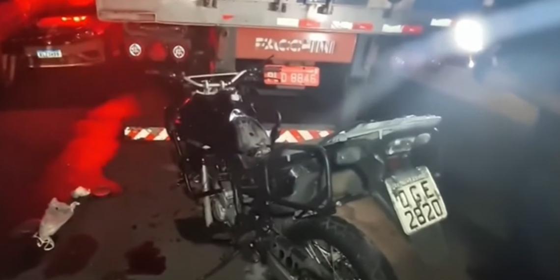 Motociclista morre ao colidir na traseira de carreta estacionada em João Pessoa