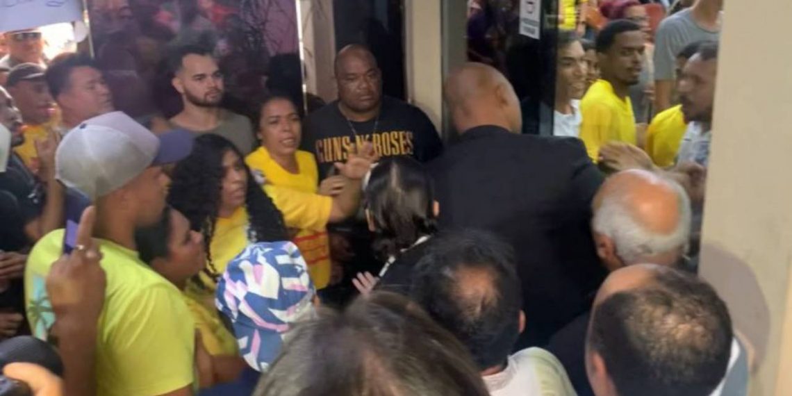 Ambulantes protestam na CMJP contra projeto que privatiza Carnaval de João Pessoa