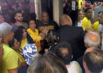 Ambulantes protestam na CMJP contra projeto que privatiza Carnaval de João Pessoa