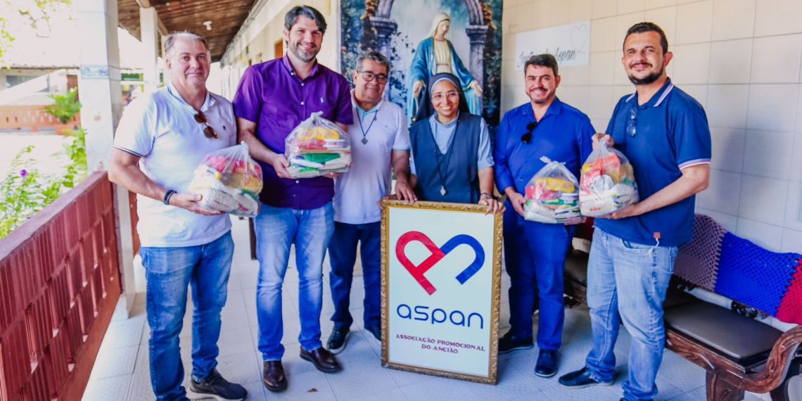 Leo Bezerra entrega cestas básicas para instituições sociais beneficiadas com partida de futebol solidária