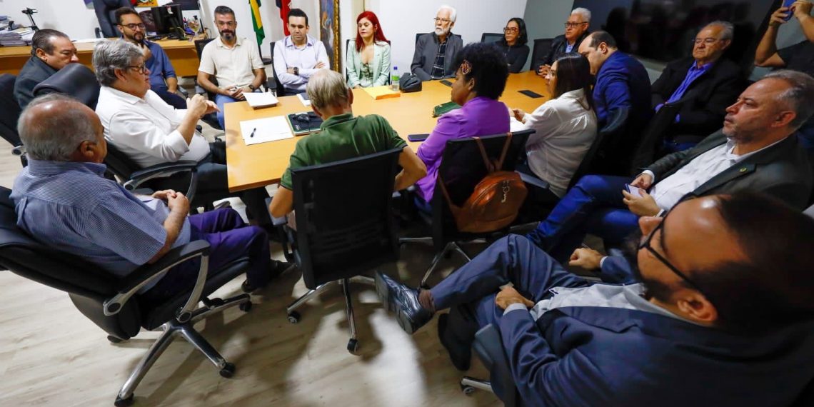 João Azevêdo recebe Fórum que reúne os partidos de esquerda em Campina Grande