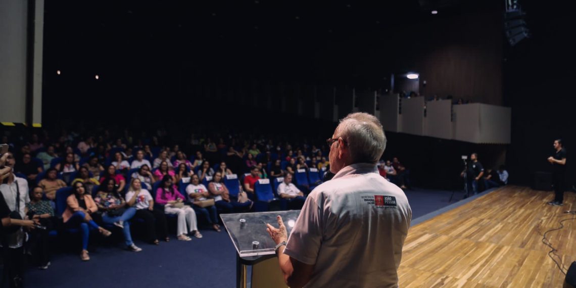 Cícero Lucena reafirma compromisso de seguir avançando na qualidade do ensino durante abertura de Festival de Arte