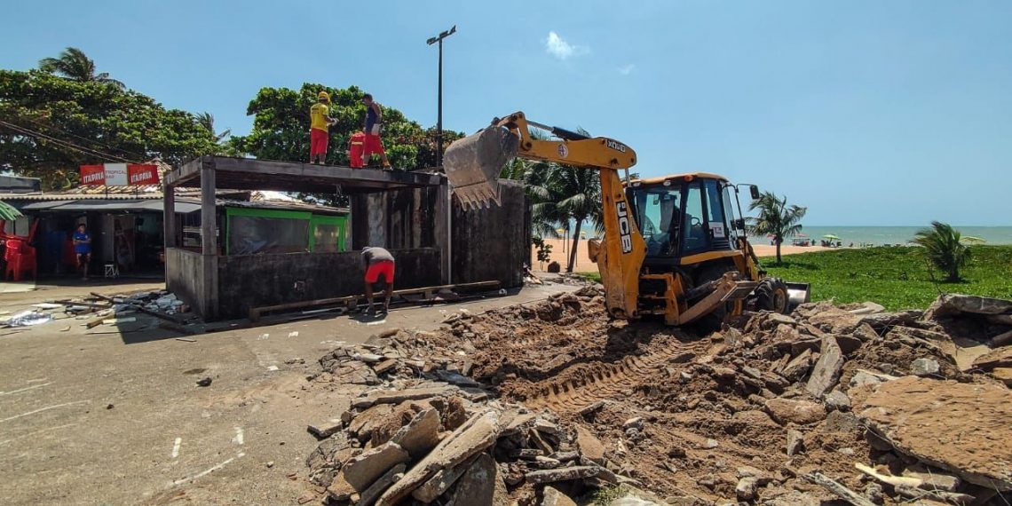 Cumprindo determinação do Ministério Público, Prefeitura remove quiosque abandonado no Cabo Branco