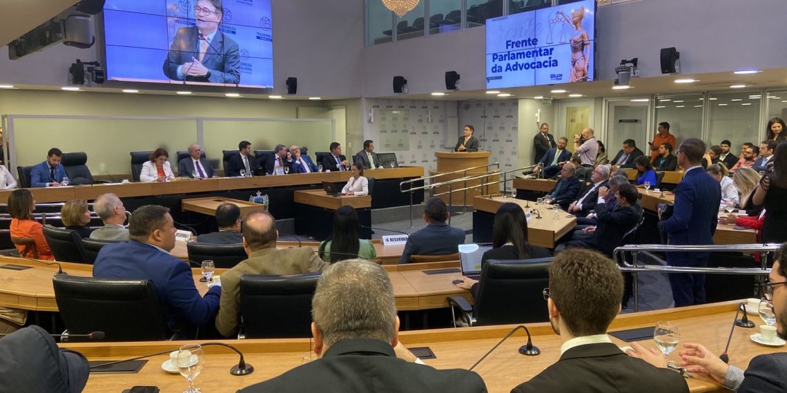 ALPB instala Frente Parlamentar da Advocacia e homenageia personalidades do Direito