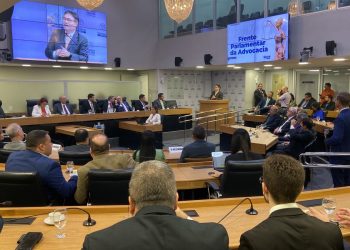 ALPB instala Frente Parlamentar da Advocacia e homenageia personalidades do Direito