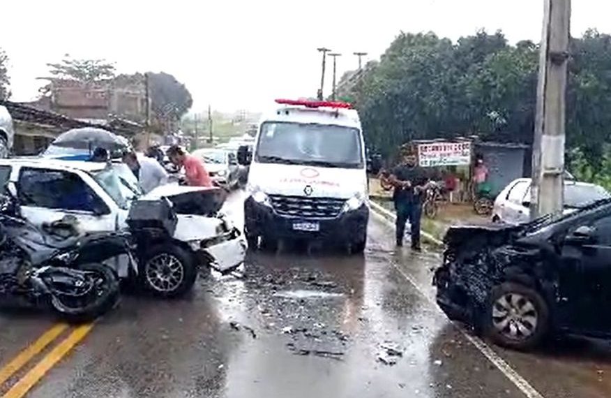 Colisão frontal entre dois carros deixa duas pessoas feridas no Conde