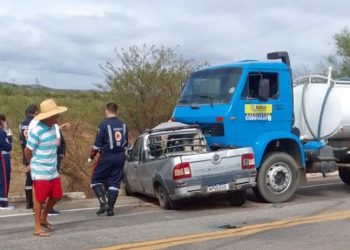 Motorista morre após bater carro em caminhão no Sertão da PB