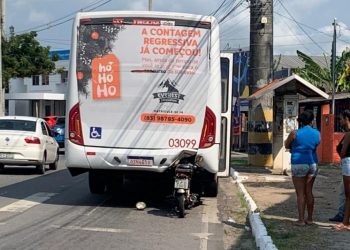 Moto quase “entra” em ônibus após acidente no bairro dos Ipês, em João Pessoa