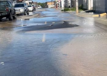 Vazamento rompe calçamento e deixa moradores de Cruz das Armas sem água