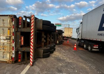 Carreta tomba no viaduto de Oitizeiro e deixa trânsito lento na BR-230, em João Pessoa