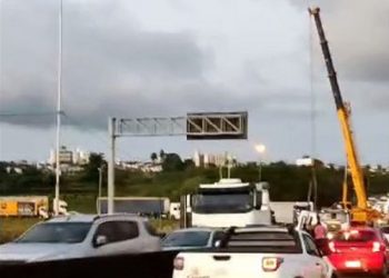 Guindaste é usado para remover carreta e pista fica totalmente interditada na BR-230