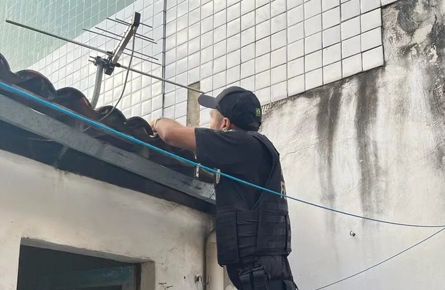 Polícia Federal cumpre mandados na Paraíba contra manipulação de jogos de futebol; alvo tentou se livrar de celulares
