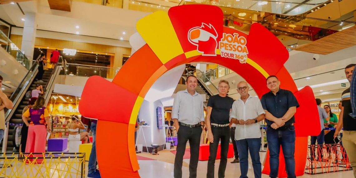 Cícero Lucena visita exposição ‘João Pessoa Tour 360º’ e afirma que projeto potencializa o turismo da cidade