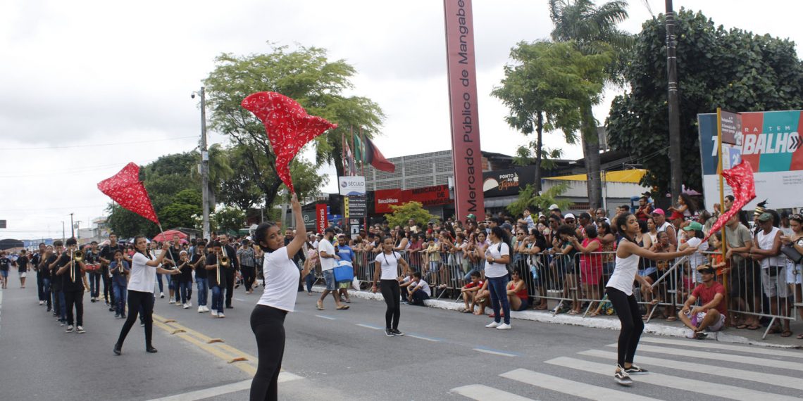 Moradores de Mangabeira lotam Avenida Josefa Taveira para assistir ao desfile cívico das escolas da Rede Municipal de Ensino