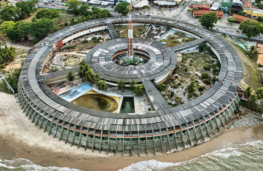 Após 11 dias internado, tutor reencontra cadela que o esperou em frente a hospital
