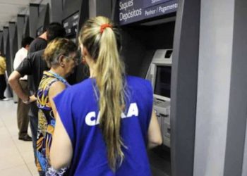 Larissa Manoela explana beleza de fio dental e sobe clima