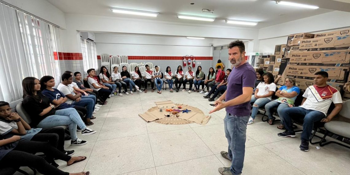 Idosa é presa suspeita de causar incêndio que matou o próprio companheiro, no Sertão da Paraíba