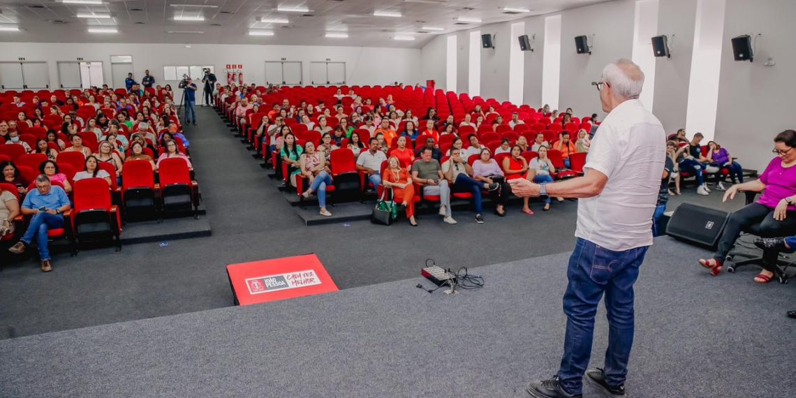 Cícero Lucena reúne representantes da Enfermagem na Capital e piso nacional da enfermagem será pago já na segunda-feira