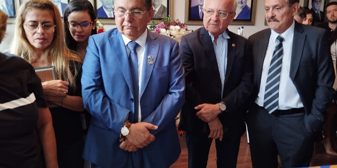 Deputados, familiares e amigos prestam últimas homenagens ao advogado Guilherme de Castro