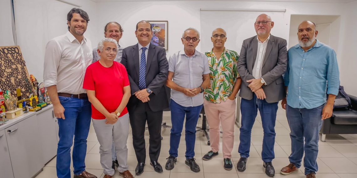 Encontro entre o prefeito Cícero Lucena, Associação Folia de Rua e vereadores discute formato para as prévias carnavalescas de 2024