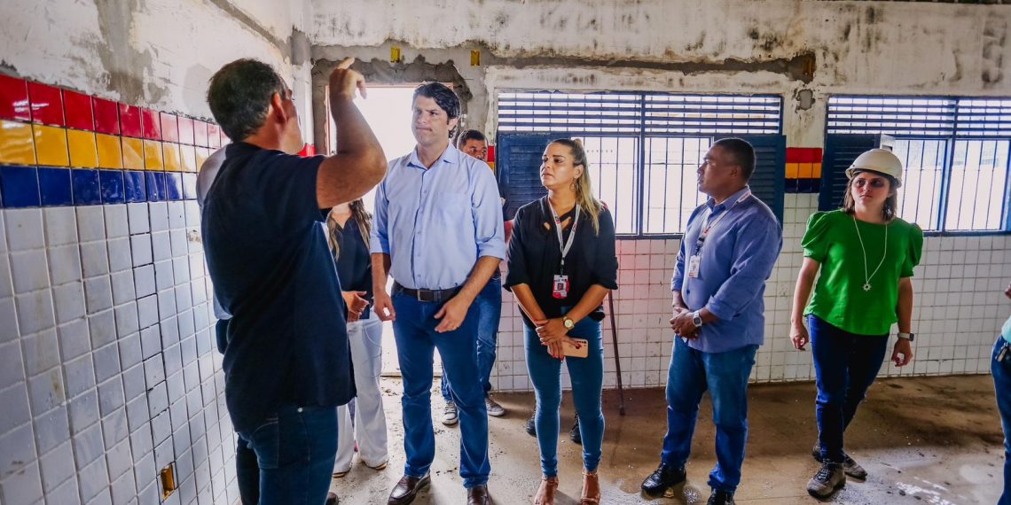 Leo Bezerra fiscaliza andamento das obras de reconstrução de escola no Bairro dos Novais