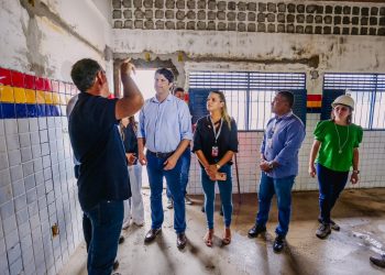 Leo Bezerra fiscaliza andamento das obras de reconstrução de escola no Bairro dos Novais