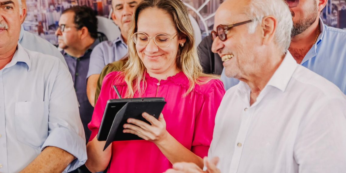 Cícero Lucena autoriza a construção de uma USF e a pavimentação de 26 ruas no bairro de Gramame