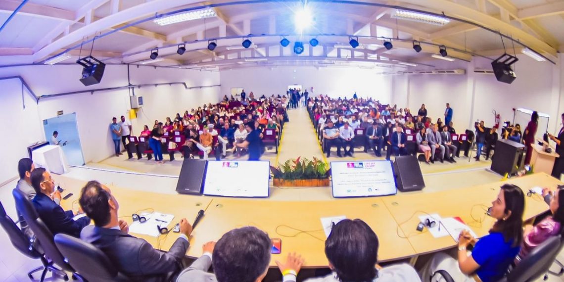 Leo Bezerra destaca ações da gestão municipal em conferência internacional para enfrentamento ao tráfico de crianças e adolescentes