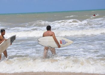 Tambaba sedia a única competição naturista de surf do Brasil