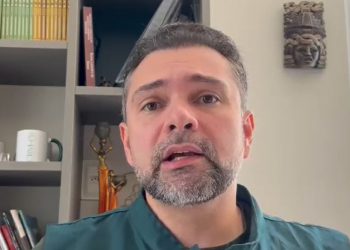 Após 11 dias internado, tutor reencontra cadela que o esperou em frente a hospital