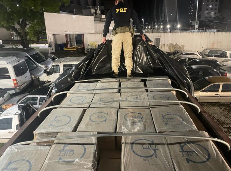 PRF apreende carga de cigarros contrabandeados avaliado em quase R$ 1 milhão, na Grande João Pessoa