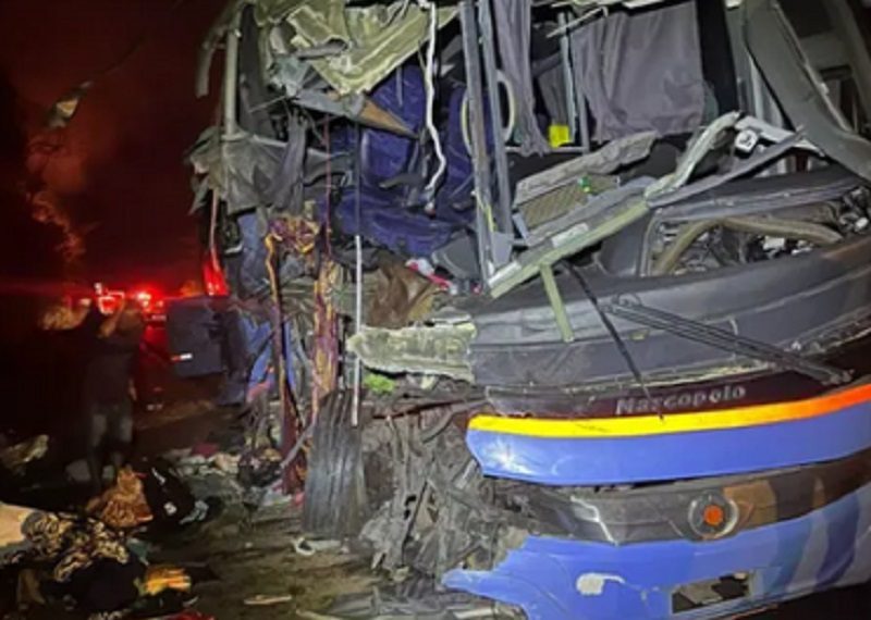 Duas pessoas morrem em acidente com ônibus que saiu de Goiás para João Pessoa
